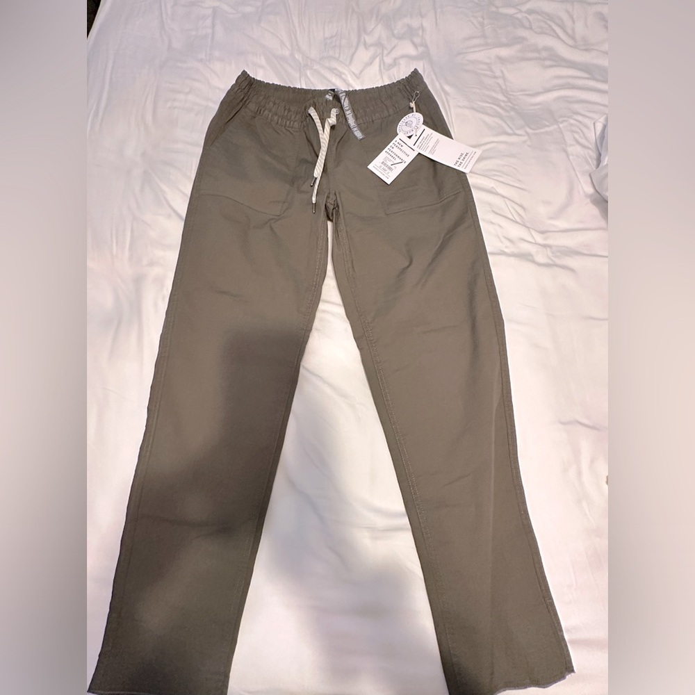 Vuori NWT Women’s Vintage Ripstop pants. Size Small. Dark Oregano.
